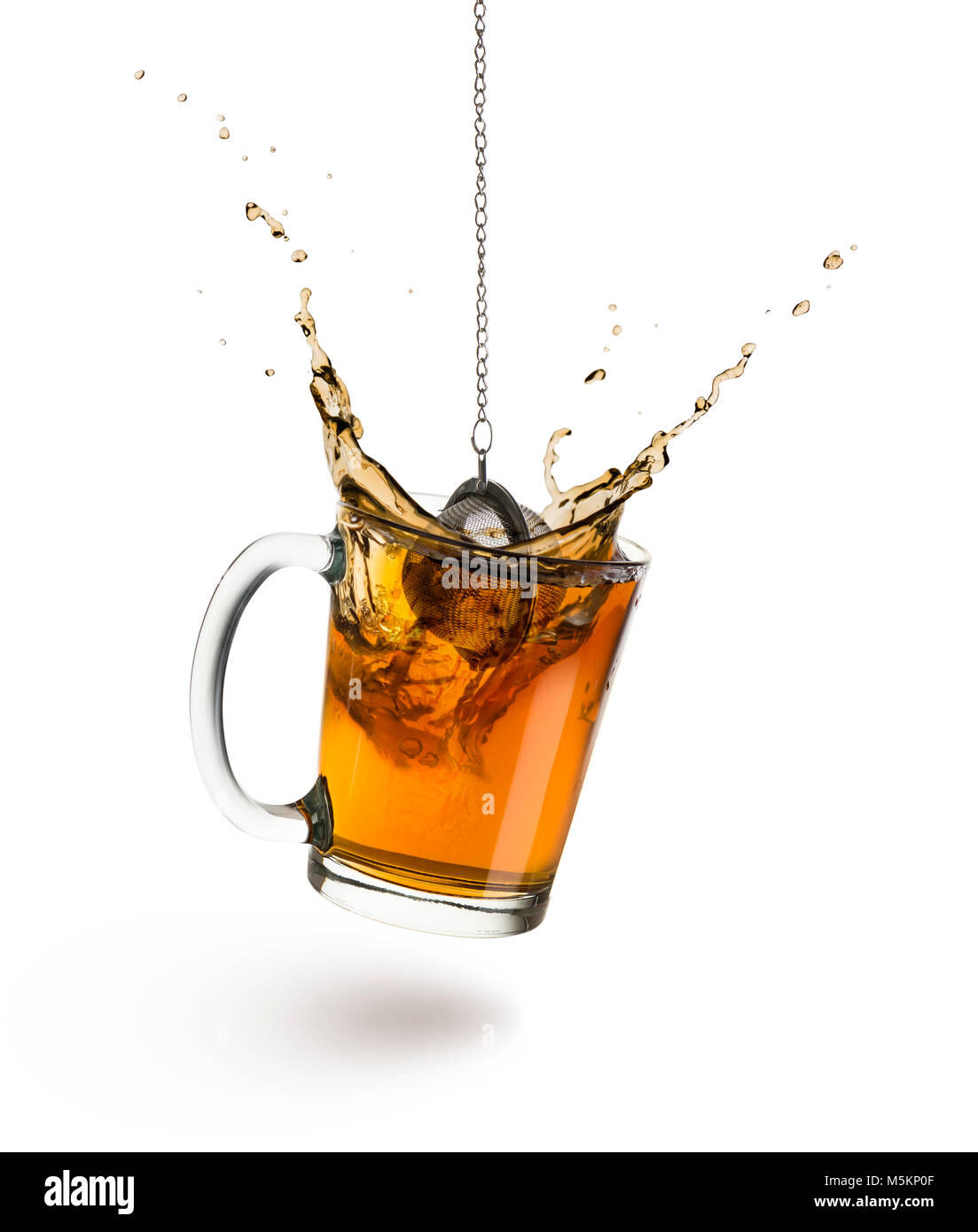 Glas Tasse Tee mit Filter splash im Inneren, auf weißem Hintergrund. Stockfoto