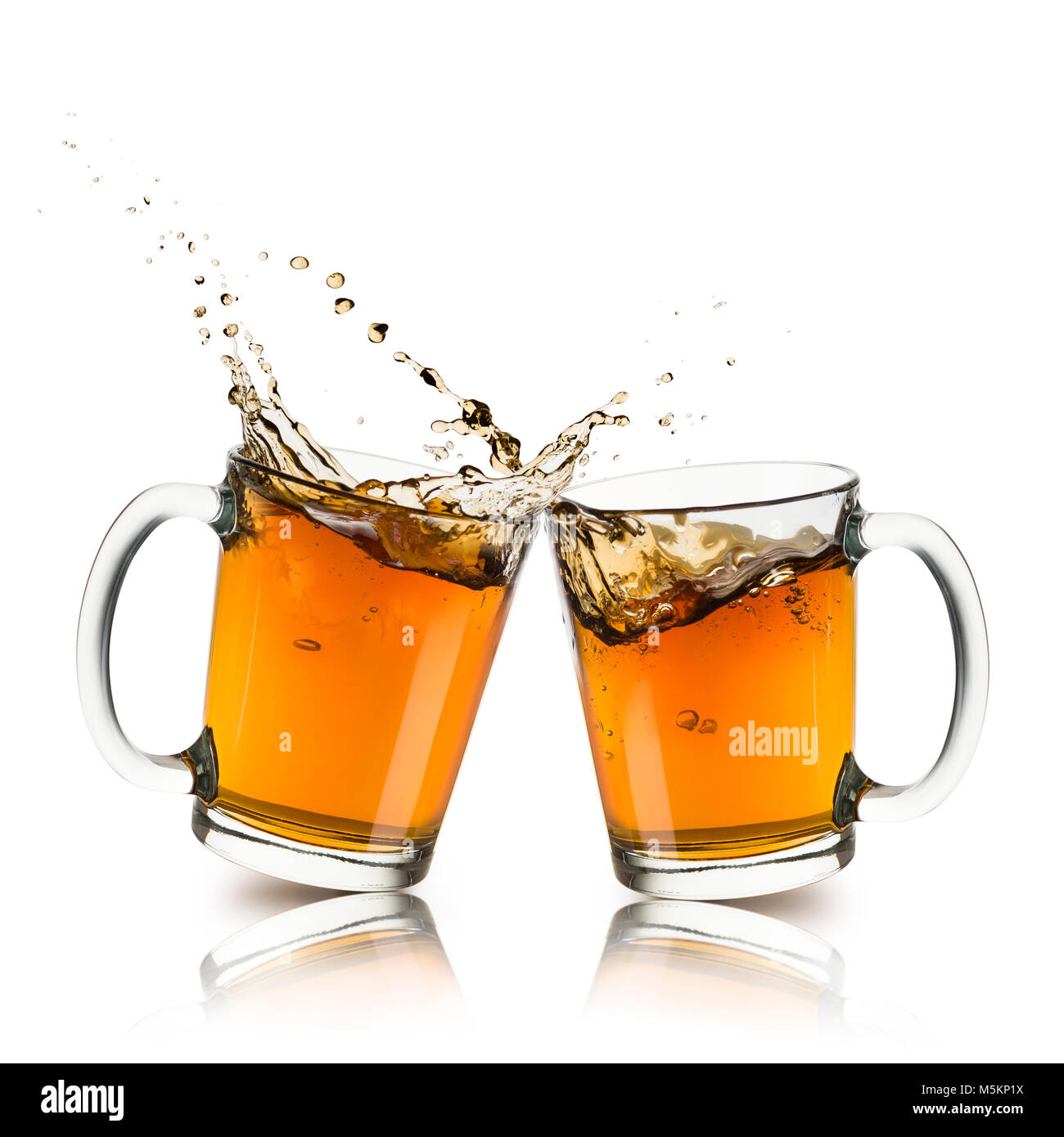 Zwei Glas Tasse Tee berühren und Spritzwasser auf weißem Hintergrund Stockfoto