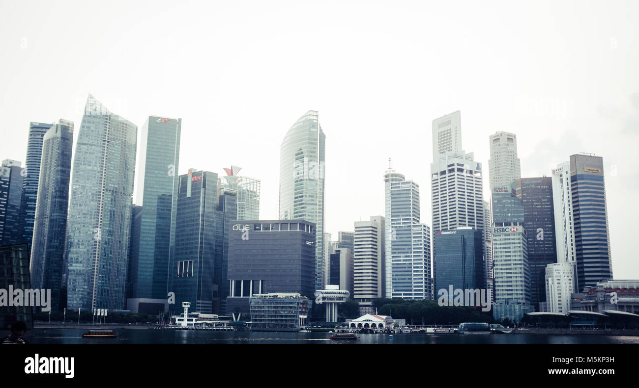 Die Skyline von Singapur ist mit allen hohen Gebäuden von Hotels, Wohnungen und Büros. Stockfoto