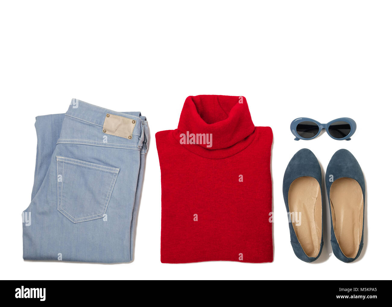 Mode eingestellt der blauen Jeans, rot pullover, Schuhe und sunglsses auf isolierten Hintergrund. Selektive konzentrieren. Stockfoto