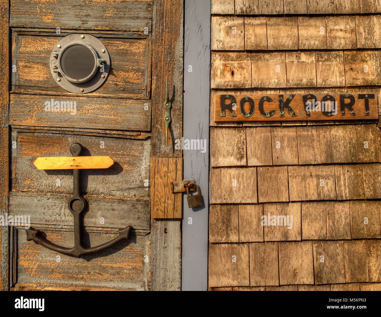 Eine alte Angeln shack entlang der Rockport MA Inner Harbour. Stockfoto