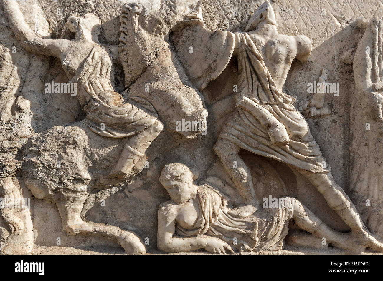 Skulpturendetails eines Sarkophags in den Ruinen von Ephesus, Türkei Stockfoto