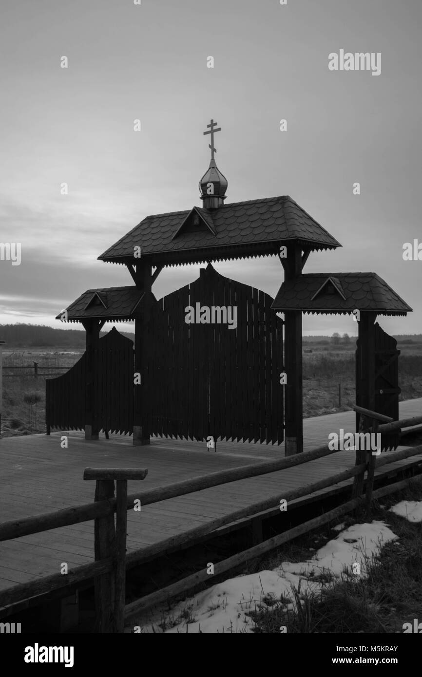 Hölzerne tor Kloster bei Sonnenaufgang Stunde ortodox im Winter gefroren Tag mit farbigen Himmel Stockfoto