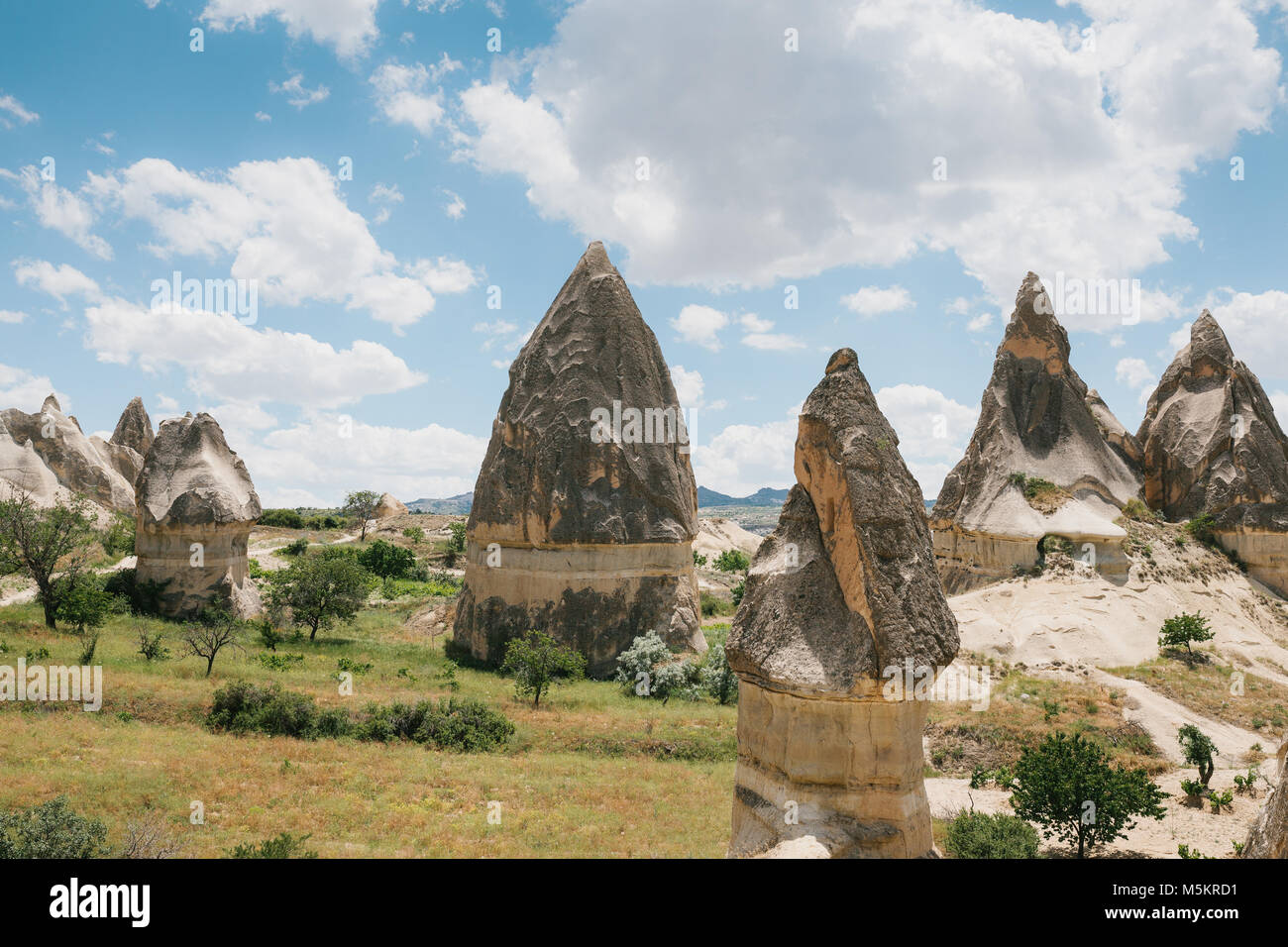 Schöne Aussicht auf die Hügel von Kappadokien. Eine der Sehenswürdigkeiten der Türkei. Tourismus, Reisen, Natur. Stockfoto