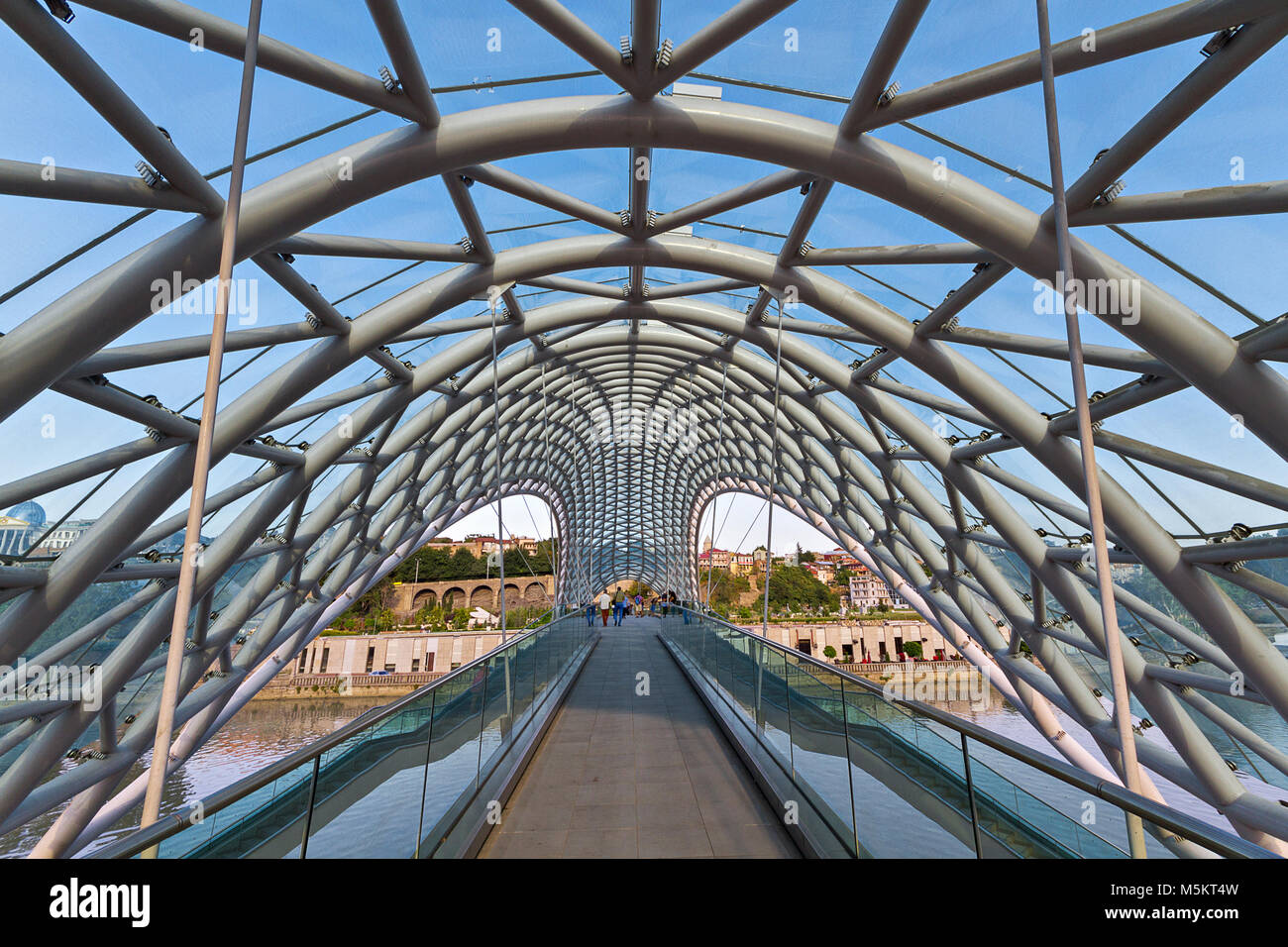 Moderne Fußgängerbrücke als Peace Bridge in Tiflis, Georgien bekannt Stockfoto