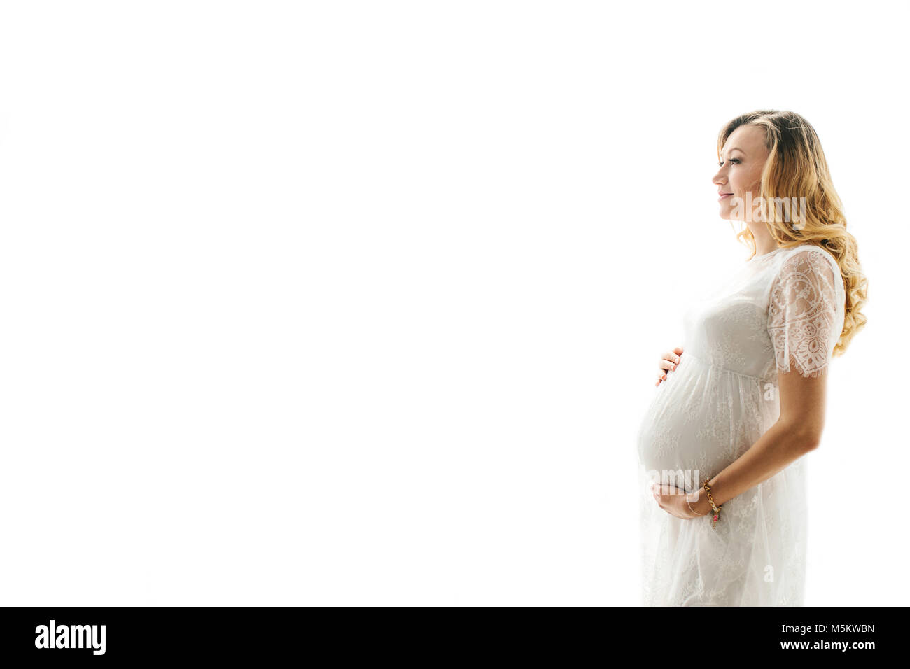 Schöne Erwachsene schwangere Frau. Warten auf das Baby. Schwangerschaft. Pflege, Zärtlichkeit Mutterschaft. Weißer Hintergrund Stockfoto