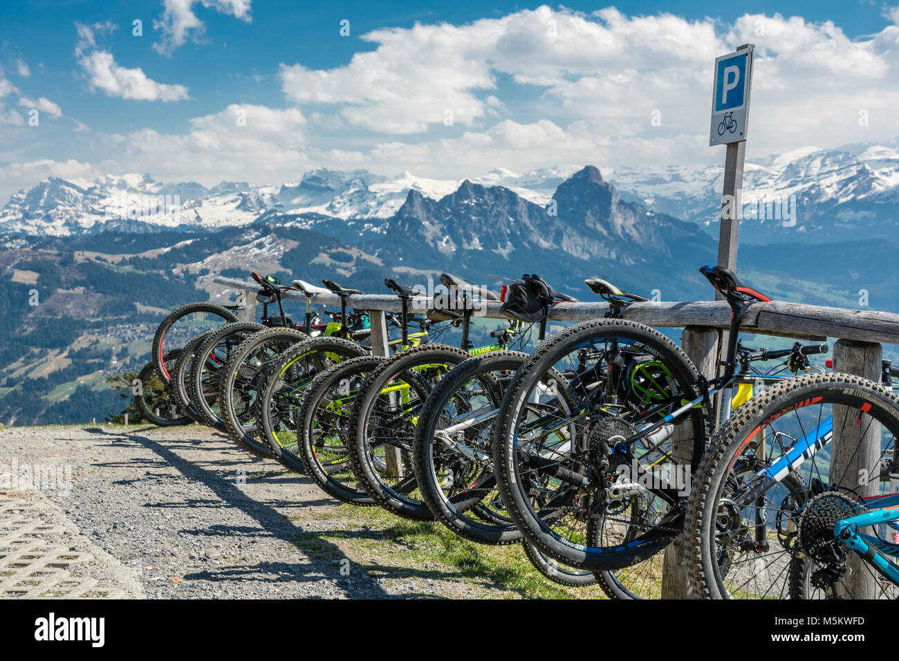 Parking Lot Sign Bike Bicycle Stockfotos und -bilder Kaufen - Alamy