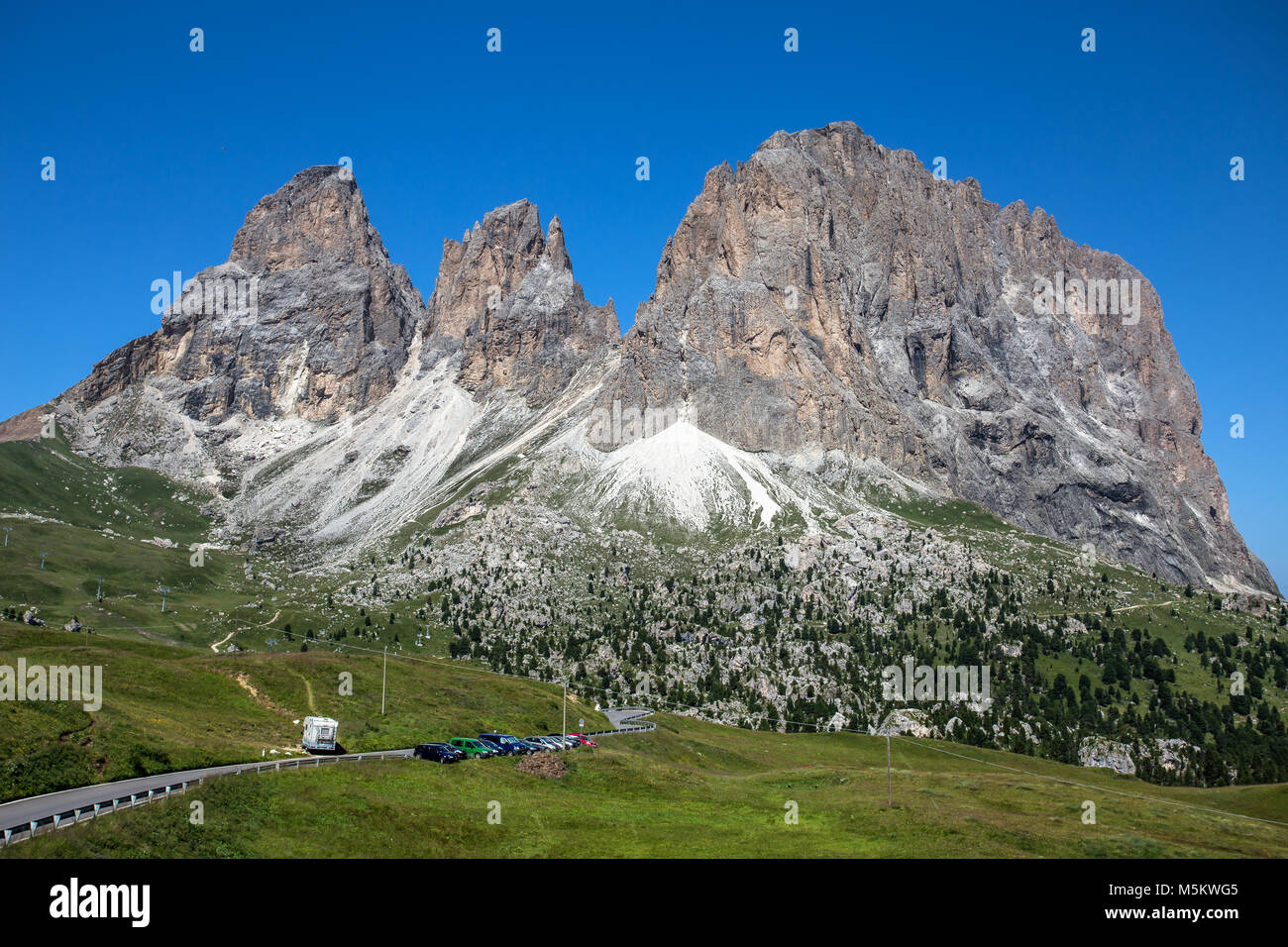 Langkofel, Gröden, Dolomiten, Italien. Der Langkofel Alp stehend über bunte Felder im Sommer in Gröden, Trentino Alto Ad Stockfoto