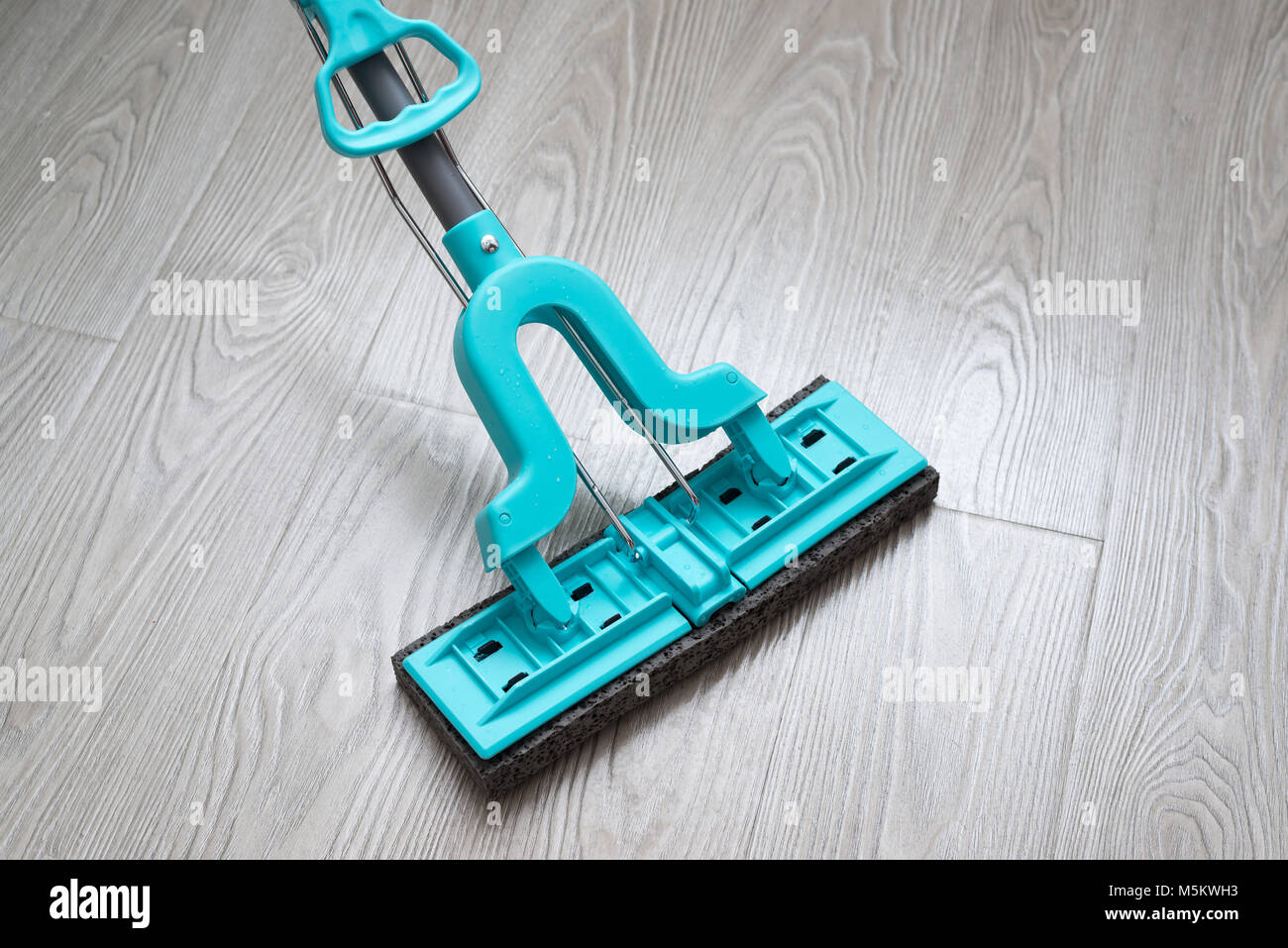 Blau mop auf Laminat Hintergrund im Zimmer Stockfoto