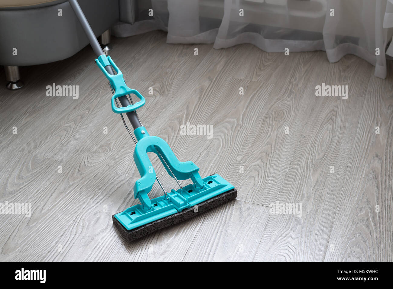 Blau mop auf Laminat Hintergrund im Zimmer Stockfoto