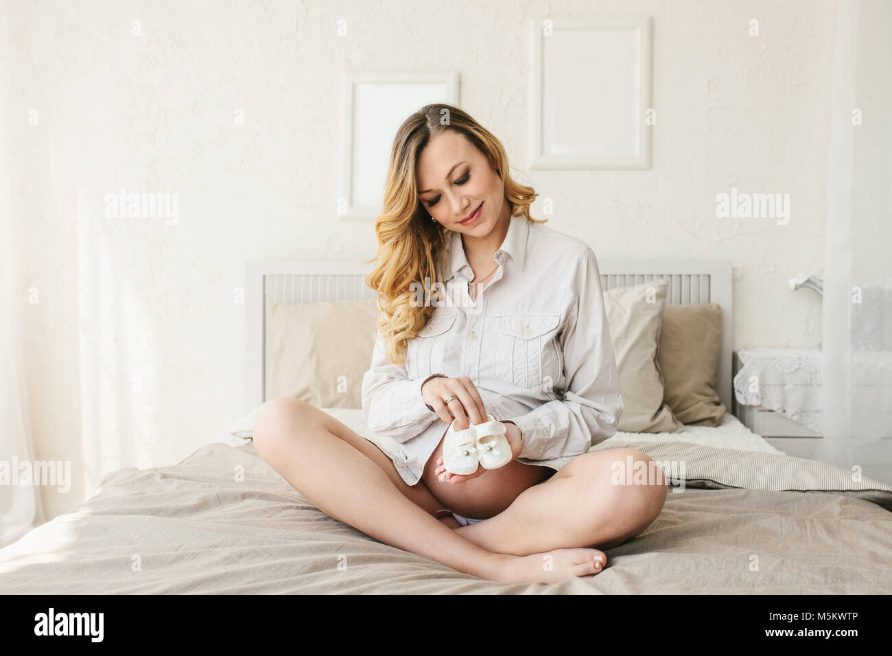 Schöne Erwachsene schwangere Frau. Warten auf das Baby. Schwangerschaft. Pflege, Zärtlichkeit, Mutterschaft, Geburt. Stockfoto