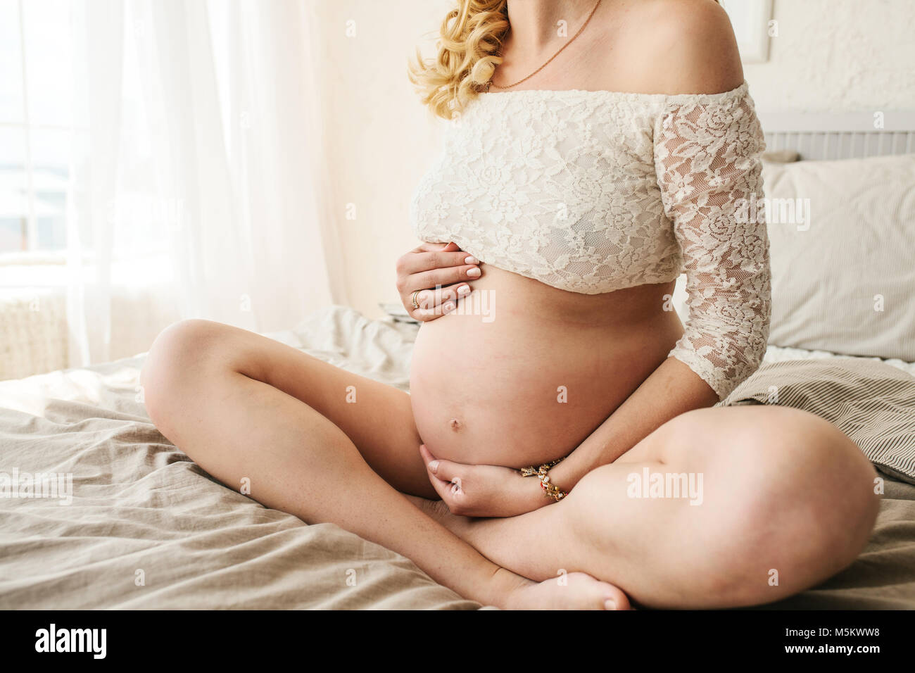 Schöne Erwachsene schwangere Frau. Warten auf das Baby. Schwangerschaft. Pflege, Zärtlichkeit Mutterschaft Stockfoto