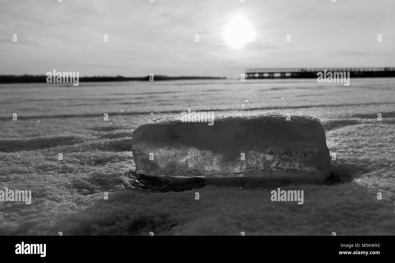 Ice brick Festlegung auf dem gefrorenen Ake, am Morgen Sonnenstrahlen im Winter gefroren scheint Stockfoto