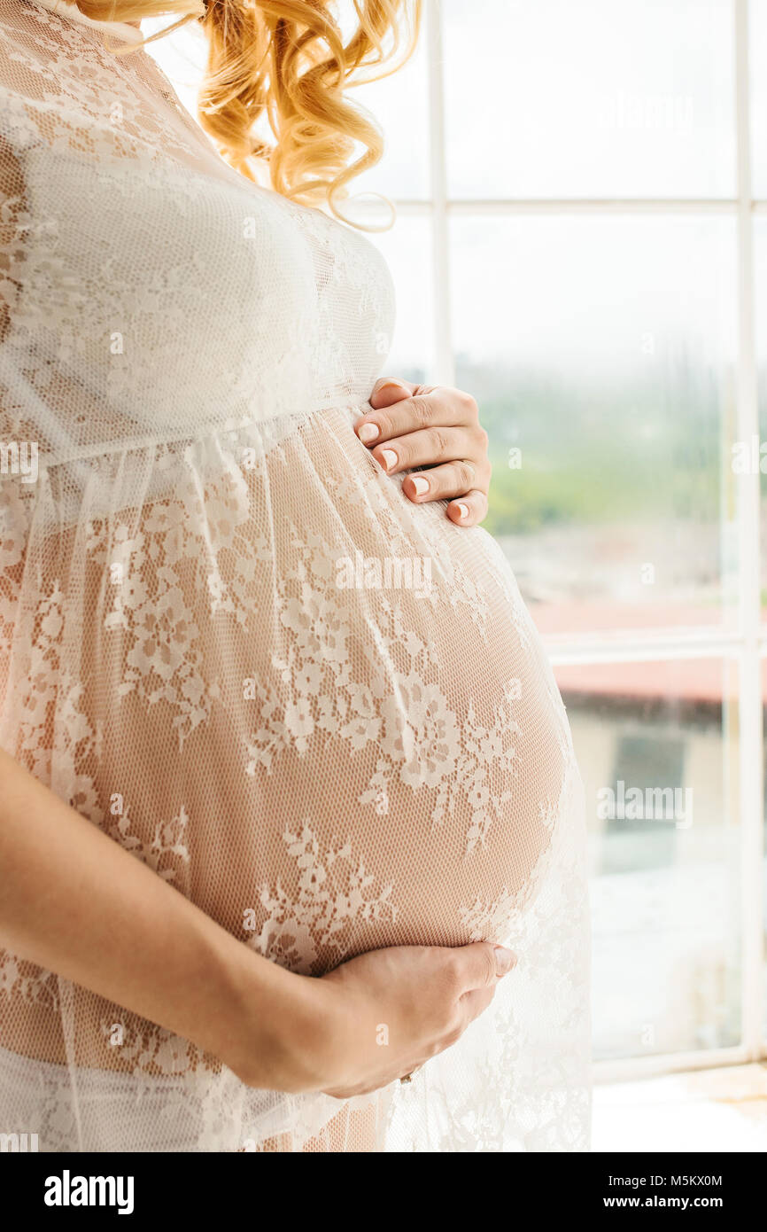 Schöne Erwachsene schwangere Frau. Warten auf das Baby. Schwangerschaft. Pflege, Zärtlichkeit, Mutterschaft, Geburt. Stockfoto
