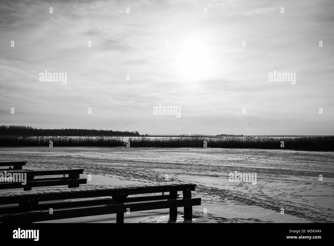 Gefrorenen See im Osten, wenn Polen, tatorts zu Bielarus grenzen, zu sehr gefroren schneereichen und sonnigen Tag früh mornning Stunde Stockfoto