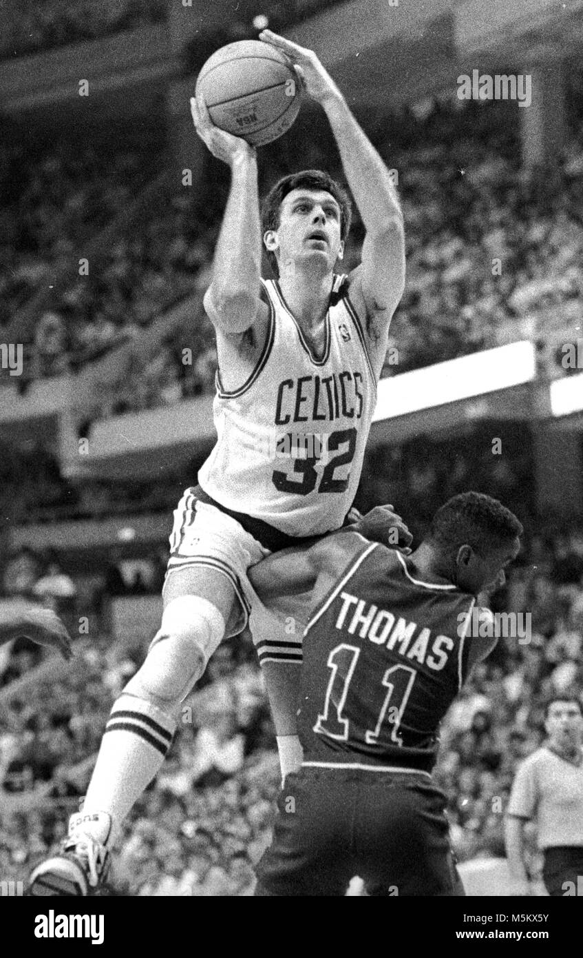 Boston Celtics Kevin McHale Kerben auf Isiah Thomas in Action im Boston Garden in Boston, Ma USA 1987 Foto von Bill belknap Stockfoto