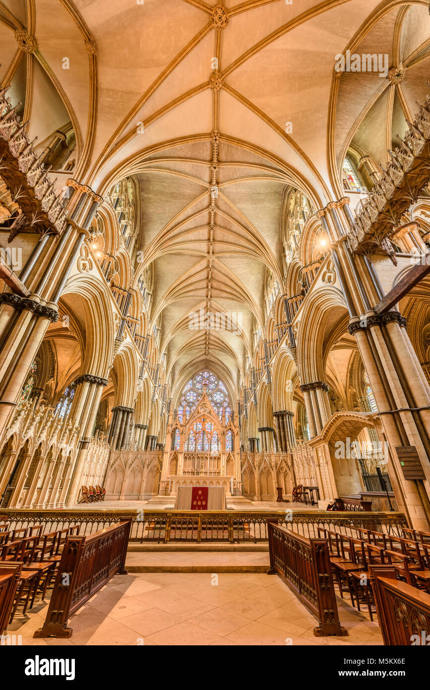 Th emainm Altar an der mittelalterlichen christlichen Kathedrale von den Normannen in Lincoln, England gebaut. Stockfoto