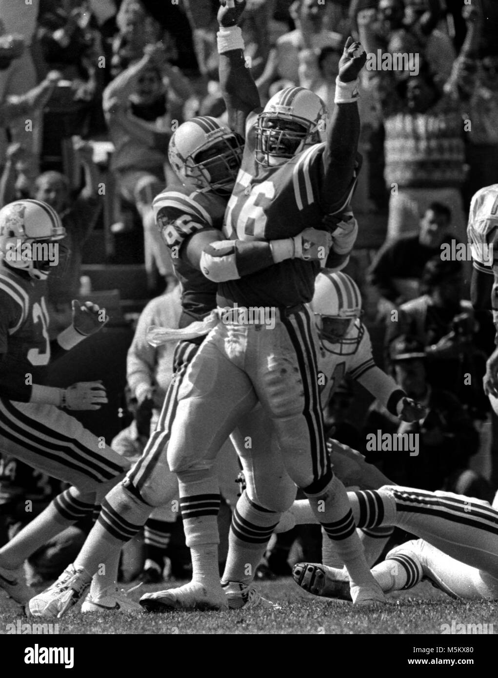NE Patrioten Brent Williams (96) feiert mit Andre Tippett (56) Im zweiten Quartal vs die Huston Öler, Foxboro 1991 Foto von Bill belknap Stockfoto