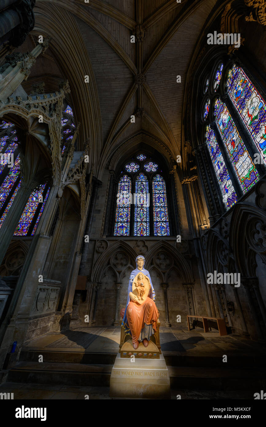 Die modernen Statue der Maria und Jesus auf der mittelalterlichen christlichen Kathedrale von den Normannen in Lincoln, England gebaut. Stockfoto