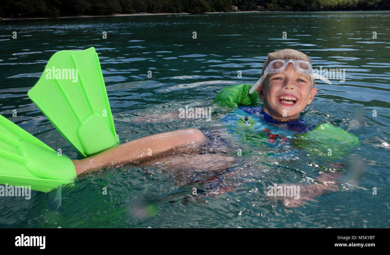 Ein Junge schwimmt in den ruhigen Gewässern von Maho Bay auf der Insel St. John in den U.S. Virgin Islands. Stockfoto