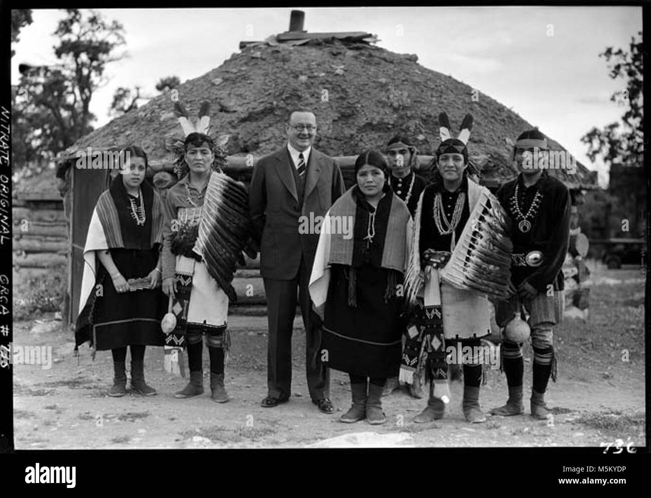 Grand Canyon historischen Hopi House. Herr WILLIAM HASTINGS, S'Y ZU PRES. HOOVER WIRFT mit HOPI MITARBEITER VON FRED HARVEY AUSSERHALB EINES HOGAN von HOPI HOUSE. Juli 1932 Stockfoto