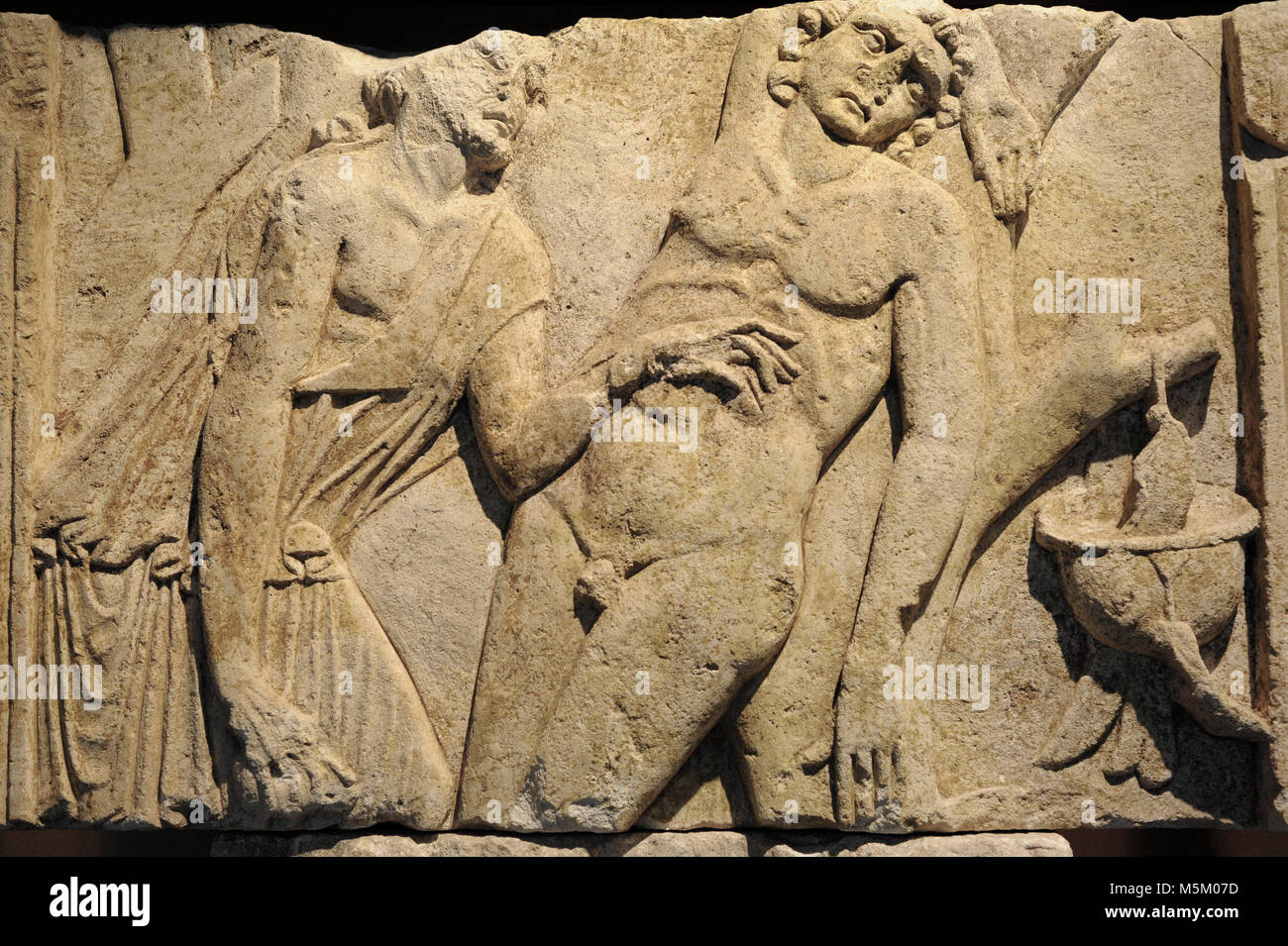 Relief eines römischen Grab zwischen der 1. und 3. Jahrhundert datiert. Verwendet Fundamente zu bauen. In Köln am Ufer des Rhein gefunden. Römisch-germanisches Museum. Köln. Deutschland. Stockfoto