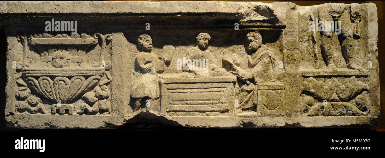 Relief eines römischen Grab zwischen der 1. und 3. Jahrhundert datiert. Verwendet Fundamente zu bauen. In Köln am Ufer des Rhein gefunden. Römisch-germanisches Museum. Köln. Deutschland. Stockfoto