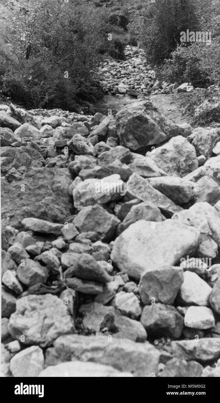 Grand Canyon historischen Bright Angel Trail. Ansicht, Schäden an den Bright Angel Trail ZWISCHEN PUMPE HÄUSER, VERURSACHT VON LATERALEN zeichnen. ORIGINAL GRAD VON TRAIL GEZEIGT OBEN AUF Stockfoto