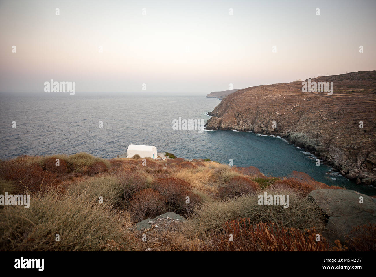 Einem weiß getünchten Kapelle in der Wüste von Sifnos, Kykladen, Griechenland Stockfoto