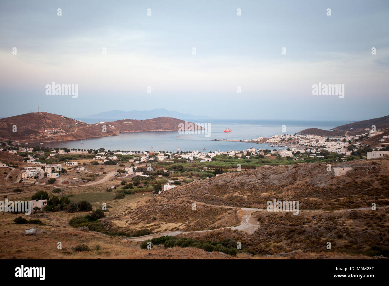 Die Fähre fährt von Serifos Hafen bei Sonnenuntergang Zeit. Kykladen, Griechenland Stockfoto