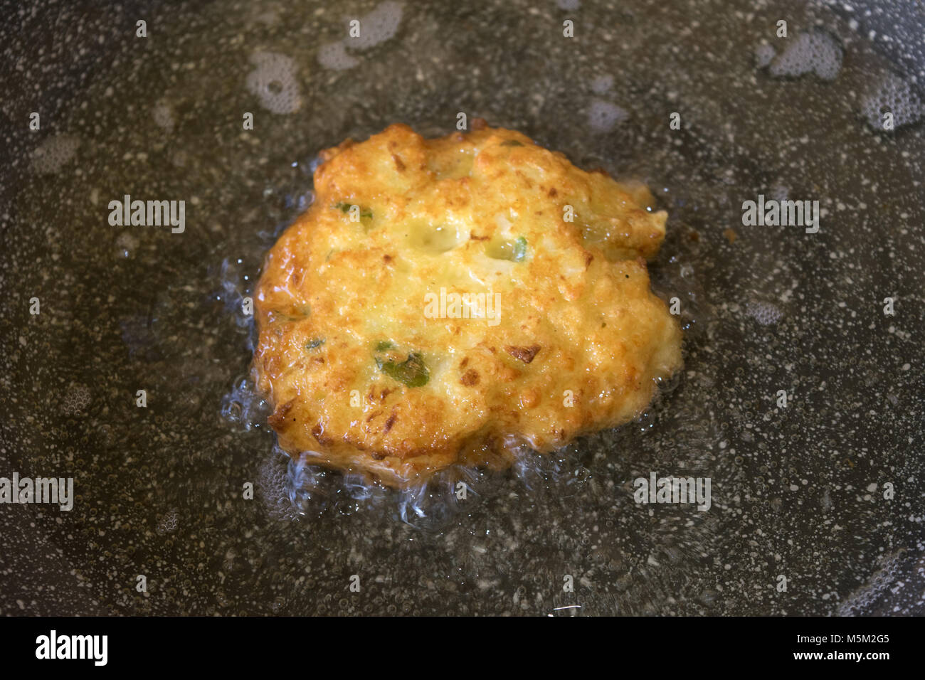 Pfannkuchen wird Pfanne in heißem Öl in der Pfanne Stockfoto