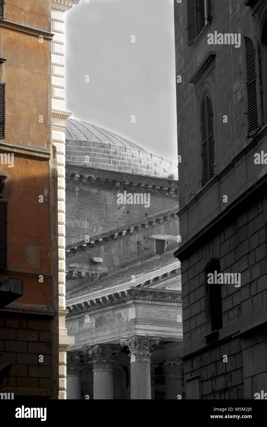 Pantheon durch die historischen Gebäude in einem gemischten Farben und Schwarz und Weiß gesehen Stockfoto