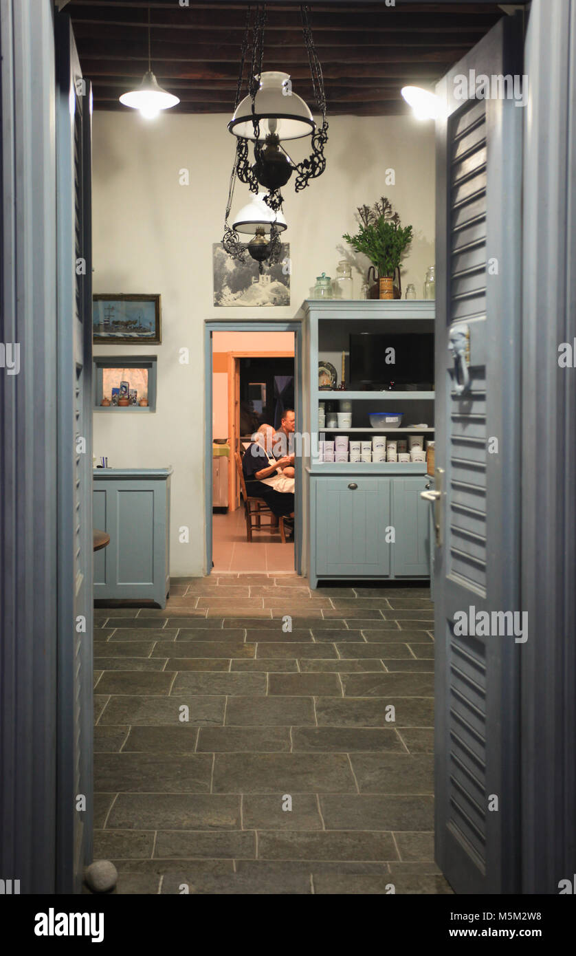 Eine traditionelle Konditorei in Artemonas, Sifnos, Ägäis, Kykladen, Griechenland Stockfoto