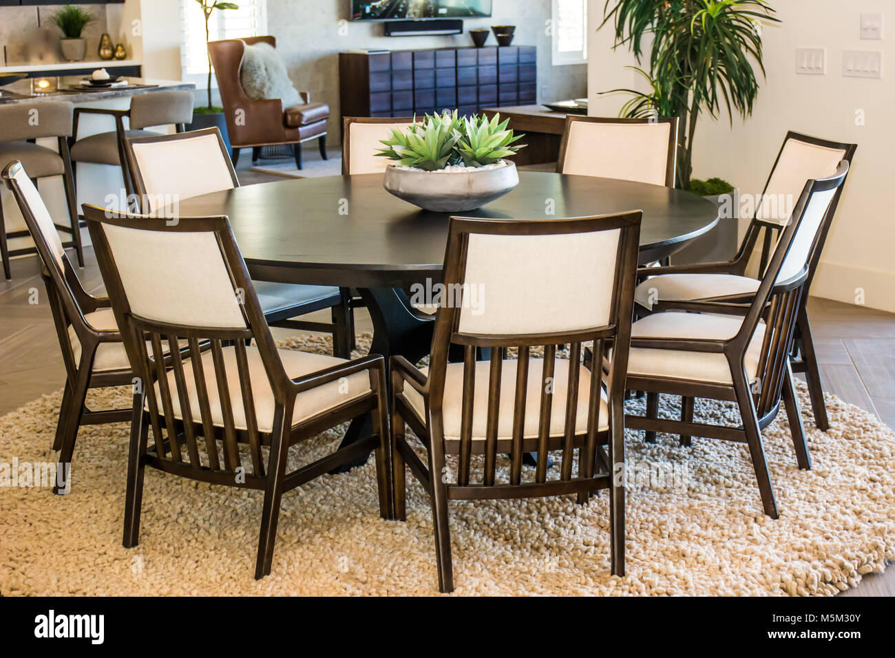 Moderne runde Tisch & 8 Stühle Stockfotografie Alamy Runder Tisch mit 8 moderne Stühle, Hintergrund weiß