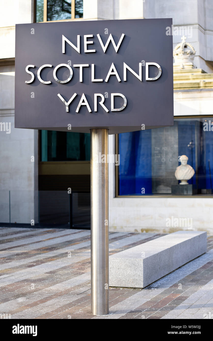 Rotierende Zeichen außerhalb von New Scotland Yard, Polizeipräsidium, London, UK. Revolvierenden unterzeichnen. Wahrzeichen Stockfoto