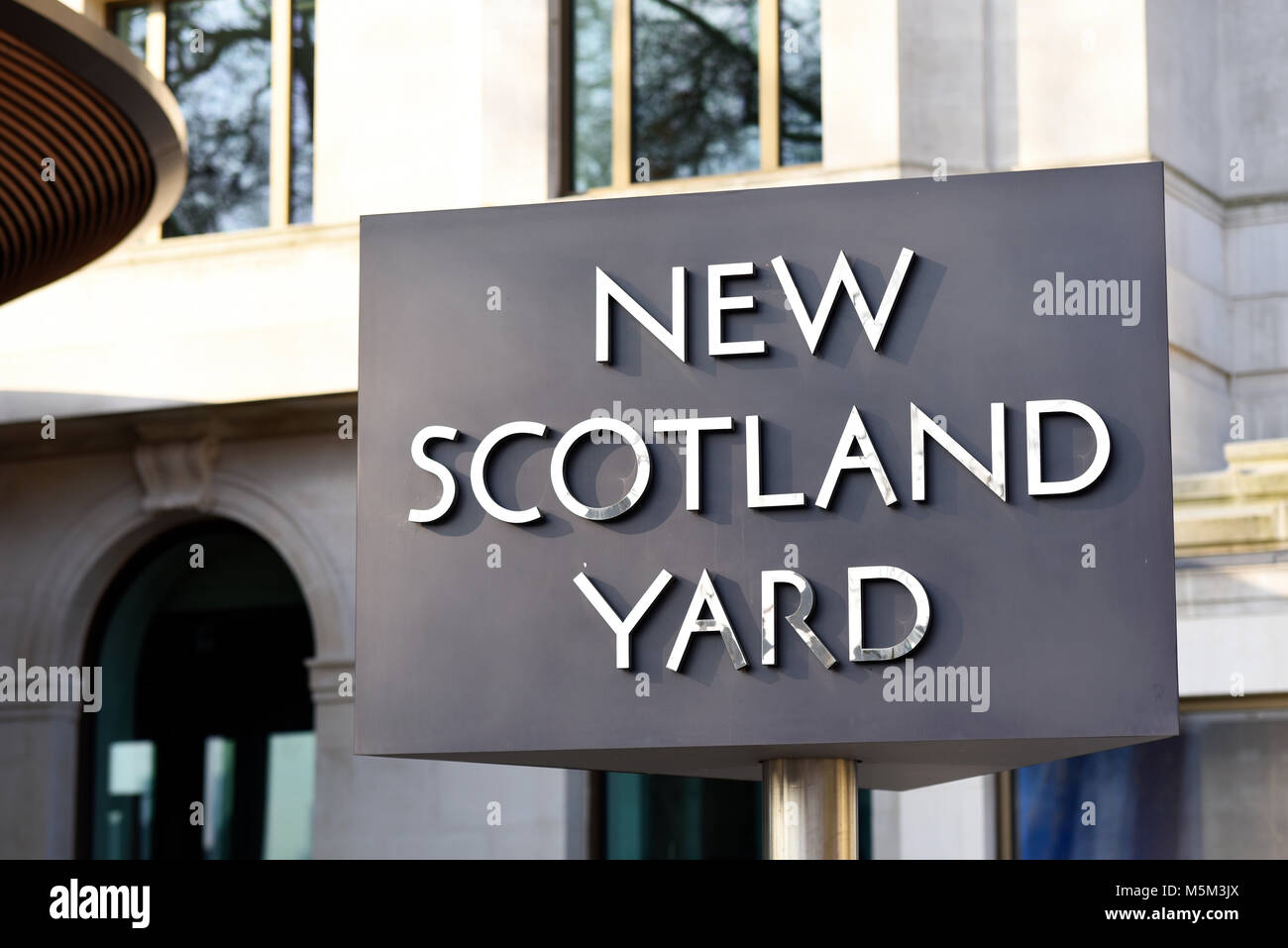 Rotierende Zeichen außerhalb von New Scotland Yard, Polizeipräsidium, London, UK. Revolvierenden unterzeichnen. Wahrzeichen Stockfoto