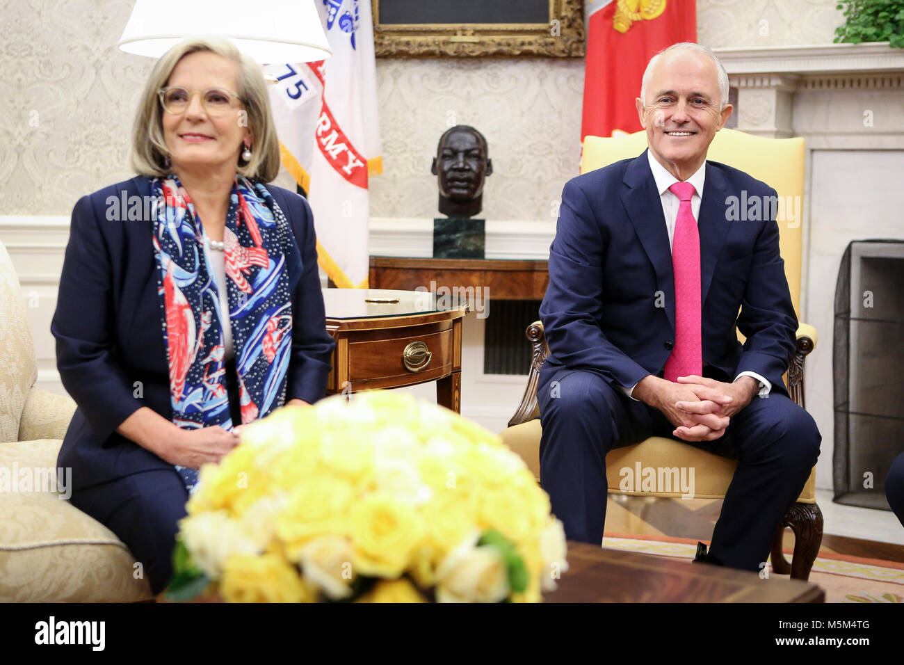 Der australische Premierminister Malcolm Turnbull und seiner Frau Lucy Turnbull Treffen mit dem Präsidenten der Vereinigten Staaten Donald Trump und First Lady Melania Trump im Oval Office des Weißen Hauses am 23. Februar 2018 in Washington, D.C. Credit: Oliver Contreras/Pool über CNP - KEINE LEITUNG SERVICE - Foto: Oliver Contreras/konsolidierte News Fotos/Oliver Contreras-Pool über CNP Stockfoto