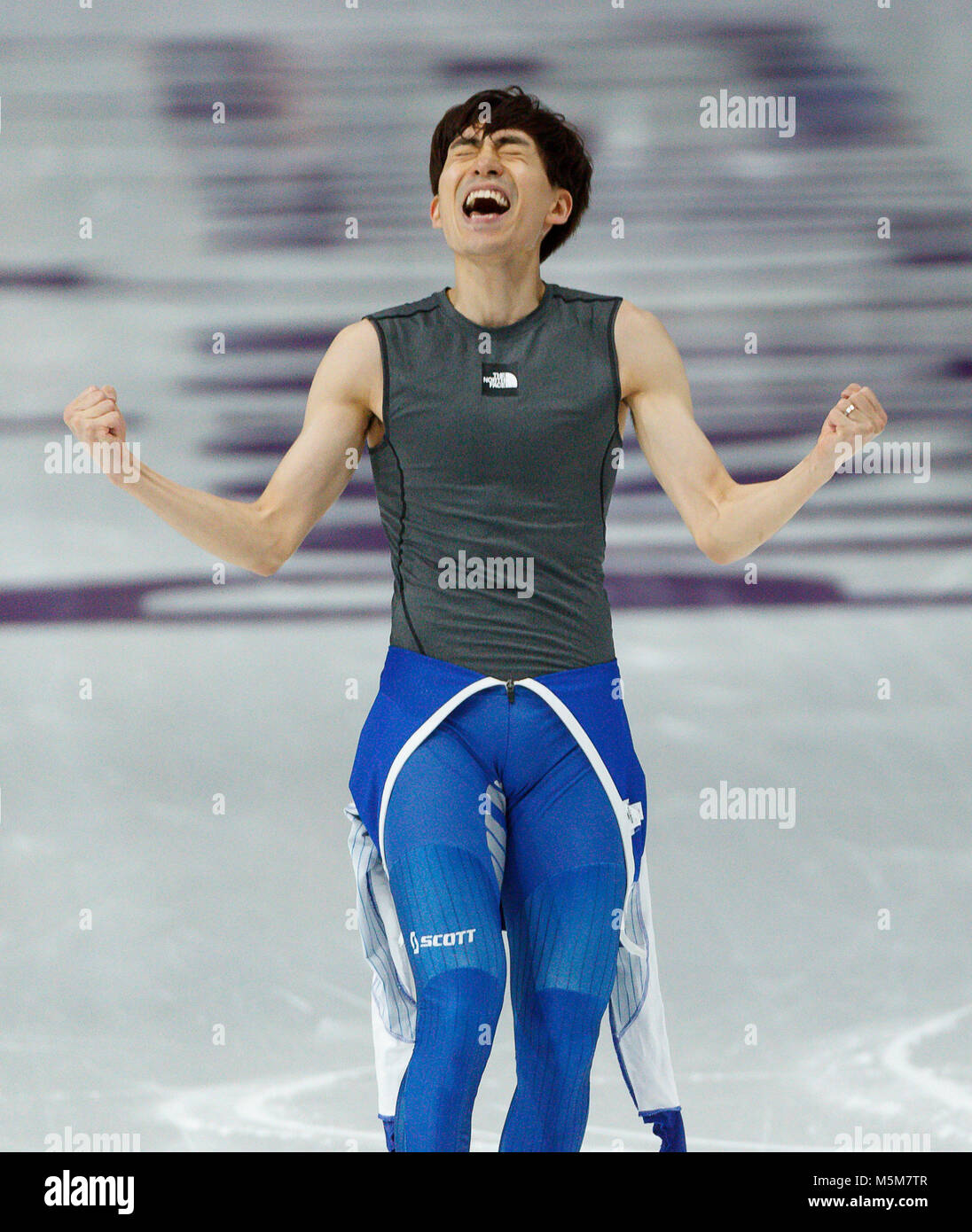 Gangneung, Südkorea. 24 Feb, 2018. Seung-Hoon Lee von der Republik Korea feiert den Gewinn der Goldmedaille in der Geschwindigkeit der Männer Skaten in der PyeongChang 2018 Winter-olympischen Spiele bei Gangneung Oval am Samstag, 24. Februar 2018. Credit: Paul Kitagaki jr./ZUMA Draht/Alamy leben Nachrichten Stockfoto