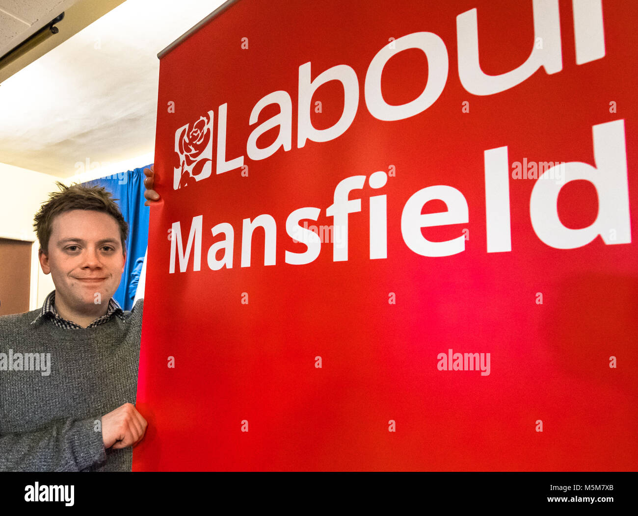 Gas Board Club, Mansfield, Nottinghamshire, England, UK. 24. Februar, 2018. Labour Party event. Owen Jones, Kolumnist für den Guardian und Autor des ('Proleten" und "Einrichtung") in der "Lösen sie Ben Bradley" Veranstaltung in Mansfield, Nottinghamshire. Ben Bradley die umstrittene Tory MP für Mansfield, der Letzte Kommentare auf Twitter im Hinblick auf die Arbeitslosen, Beschäftigten im öffentlichen Sektor und Jeremy Corbyn, gewann diese Arbeit Sitz von Sir Alan Meale in den letzten Jahren allgemeine Wahl mit einer kleinen Mehrheit der 1.057. Alan Beastall/Alamy leben Nachrichten Stockfoto