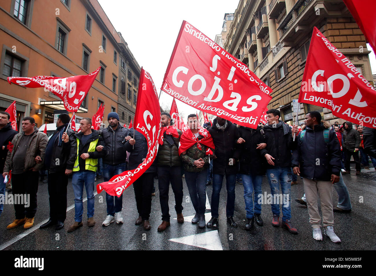 Rom, Italien, 24. Feb 2018. Corteo del sindacato dei Cobas e dei Movimenti per il diritto Alla Casa contro il Jobs Act. Rom, 24. Februar 2018. Demonstration der Linken Gewerkschaft Cobas zusammen mit der Bewegung für das Recht ein Haus, vor dem Jobs Act Gesetz zu protestieren. Foto Samantha Zucchi Insidefoto Credit: insidefoto Srl/Alamy leben Nachrichten Stockfoto