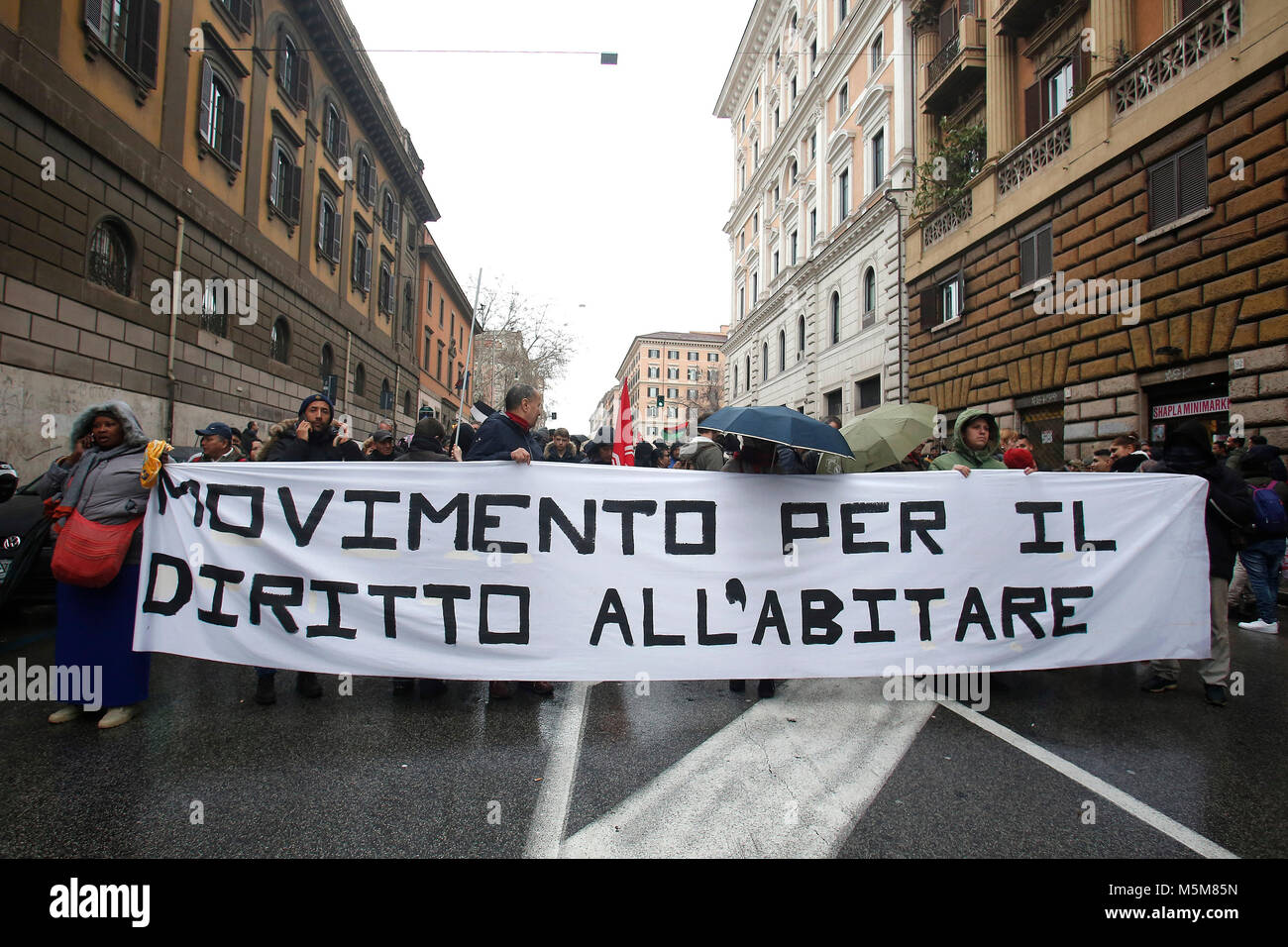 Rom, Italien, 24. Feb 2018. Corteo del sindacato dei Cobas e dei Movimenti per il diritto Alla Casa contro il Jobs Act. Rom, 24. Februar 2018. Demonstration der Linken Gewerkschaft Cobas zusammen mit der Bewegung für das Recht ein Haus, vor dem Jobs Act Gesetz zu protestieren. Foto Samantha Zucchi Insidefoto Credit: insidefoto Srl/Alamy leben Nachrichten Stockfoto