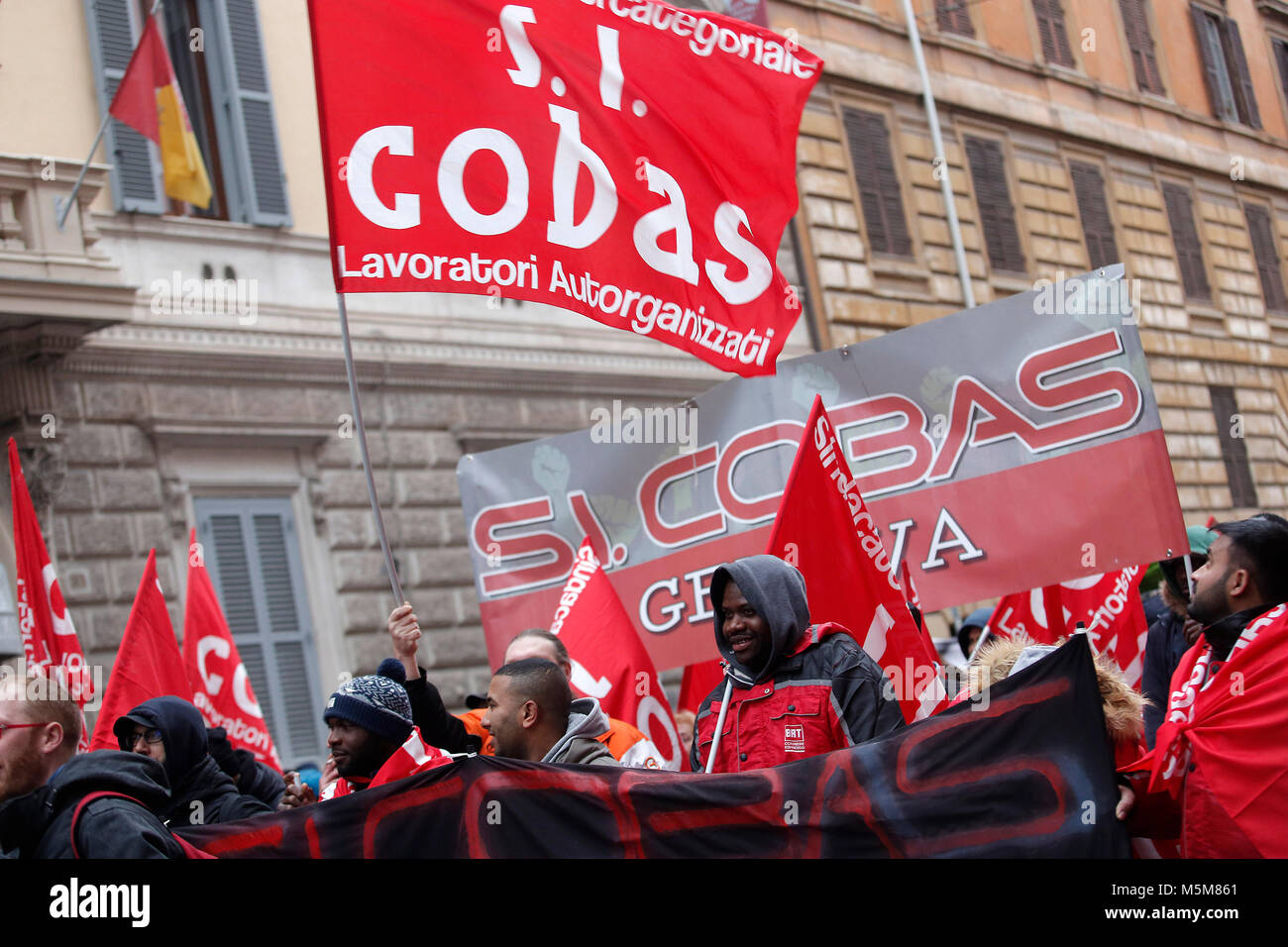 Rom, Italien, 24. Feb 2018. Corteo del sindacato dei Cobas e dei Movimenti per il diritto Alla Casa contro il Jobs Act. Rom, 24. Februar 2018. Demonstration der Linken Gewerkschaft Cobas zusammen mit der Bewegung für das Recht ein Haus, vor dem Jobs Act Gesetz zu protestieren. Foto Samantha Zucchi Insidefoto Credit: insidefoto Srl/Alamy leben Nachrichten Stockfoto