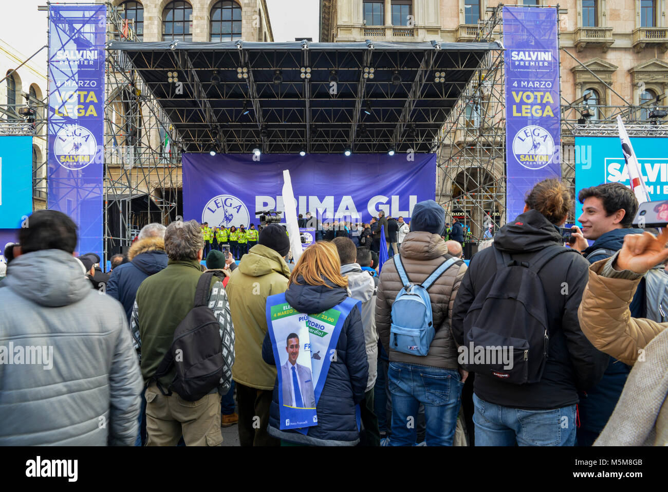 Mailand, Italien - Feb 24, 2018: Weit-rechten politischen Partei Unterstützer, Lega Nord, der Bühne der Kundgebung auf der Piazza Duomo in Mailand, wo Leader Matteo der Partei Salvini sprach im Vorfeld der allgemeinen Wahlen in der nächsten Woche. Die rechtsextreme Gruppe früher als die Liga Nord bekannt ist Teil des ehemaligen Ministerpräsidenten Silvio Berlusconis rechtsgerichtete Koalition, zusammen mit den Brüdern von Italien. Italien verstärkte Sicherheit für Massendemonstrationen von Rechtsextremen und antifaschistischen Gruppen im ganzen Land Stockfoto