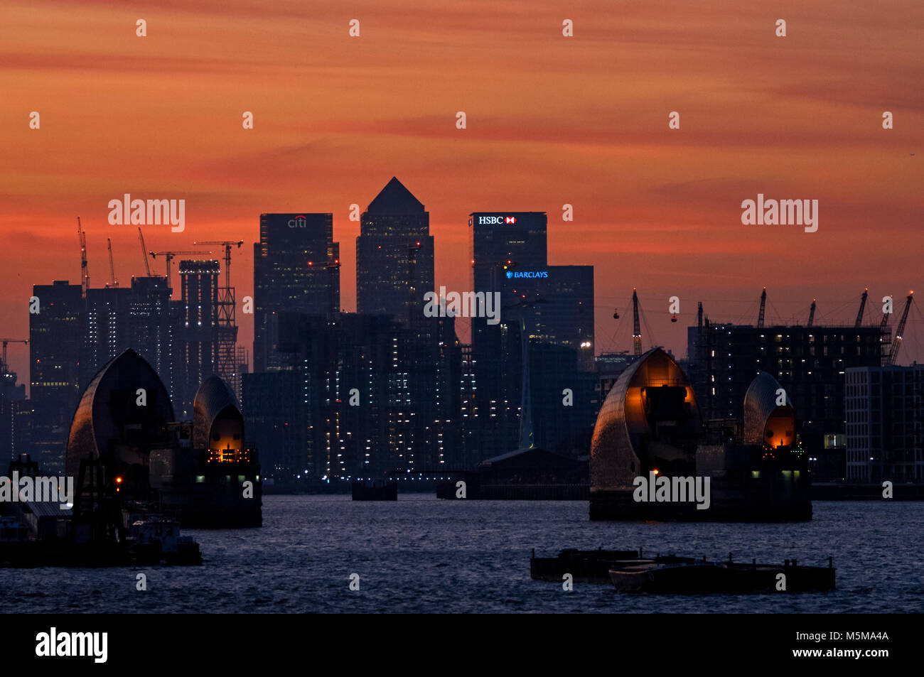 Canary Wharf und Thames Barrier bei Sonnenuntergang, London, England, Vereinigtes Königreich, Großbritannien Stockfoto