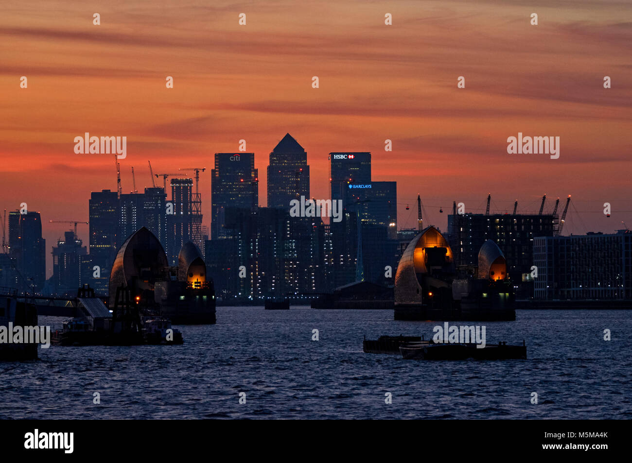 Canary Wharf und Thames Barrier bei Sonnenuntergang, London, England, Vereinigtes Königreich, Großbritannien Stockfoto