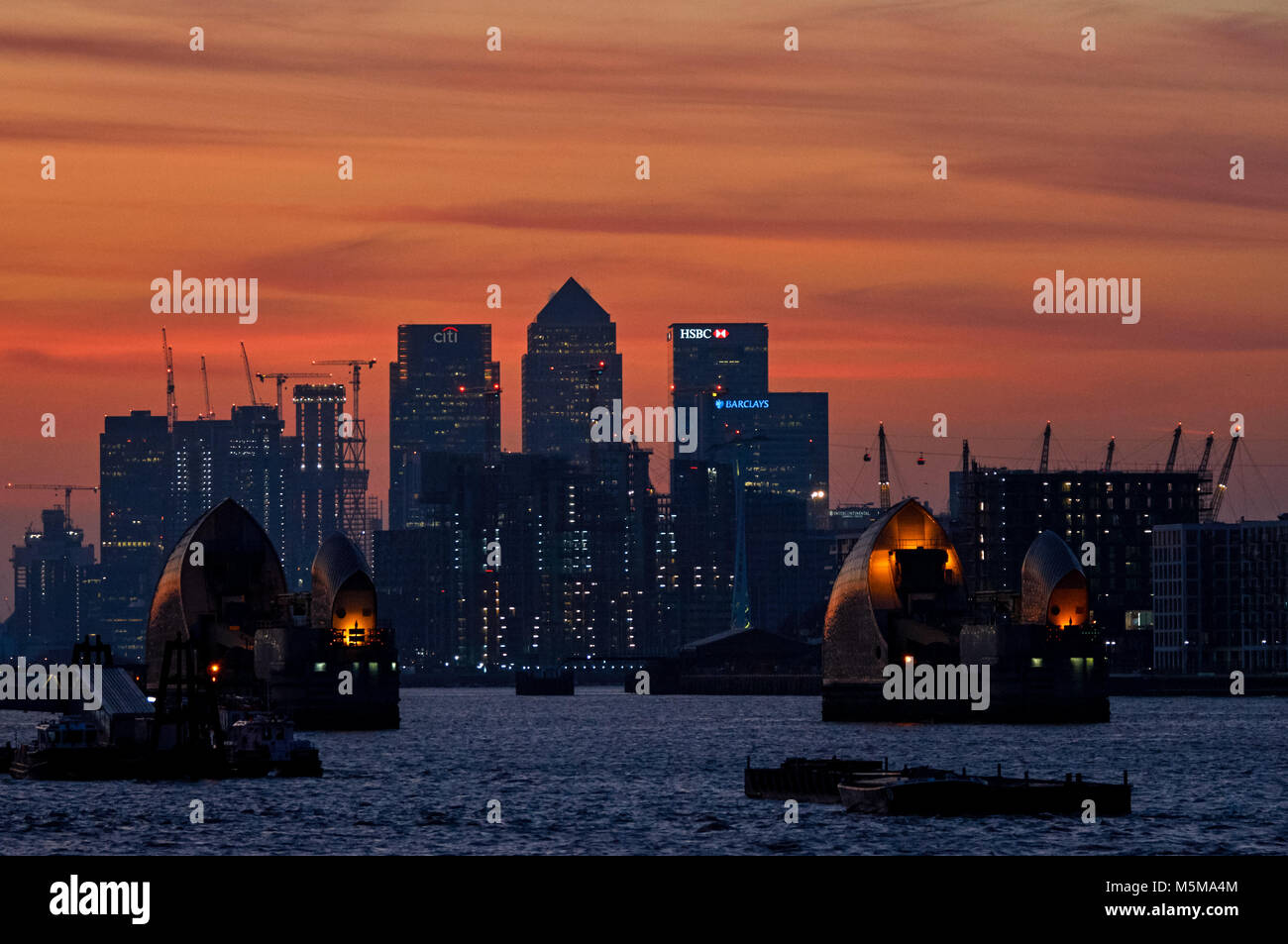 Canary Wharf und Thames Barrier bei Sonnenuntergang, London, England, Vereinigtes Königreich, Großbritannien Stockfoto