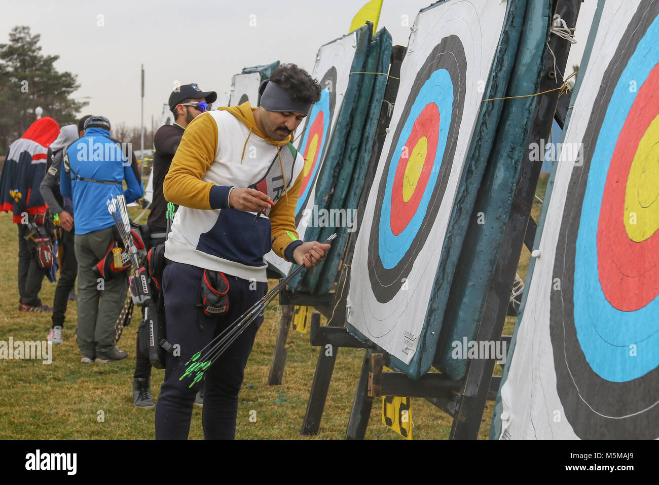 IRAN, Teheran, 25. Feb 2018. Bogenschießen Turnier Endzustand Rangliste Finalisten in den Bereichen Frauen und Männer auf Bogenschießen Compound Rykrv im Azadi Sport Komplex Stockfoto