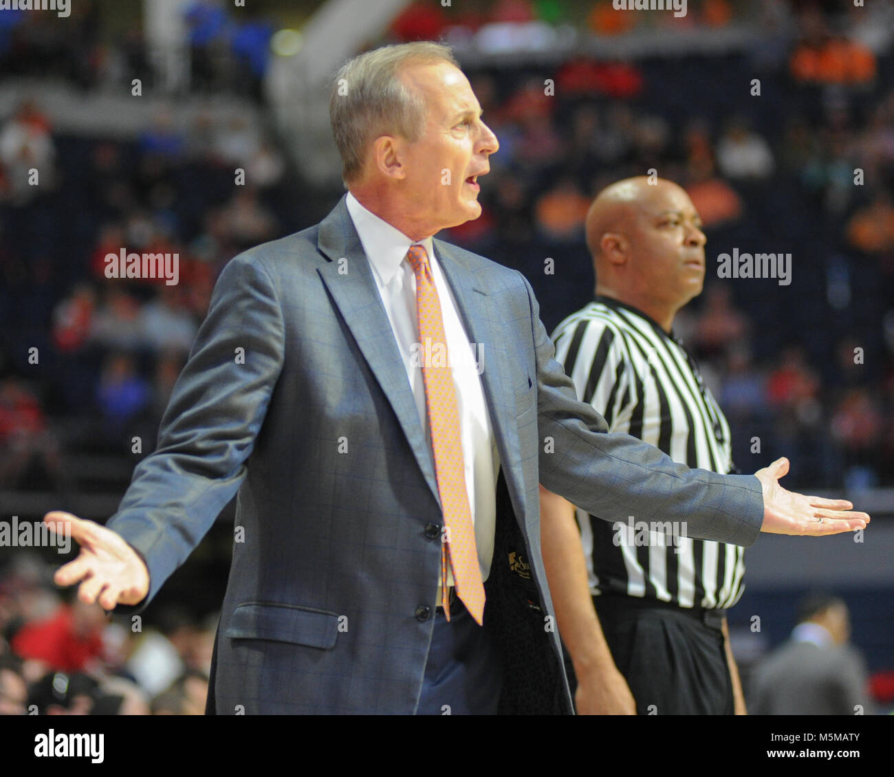 Februar 24, 2018; Oxford, MS, USA; Tennessee Volunteers Haupttrainer, Rick Barnes, an der Seitenlinie am Ole' Fräulein. Die Freiwilligen besiegte die Ole Miss Rebels, 73-65, im Pavillon am Ole' Fräulein Kevin Lanlgey/CSM Stockfoto