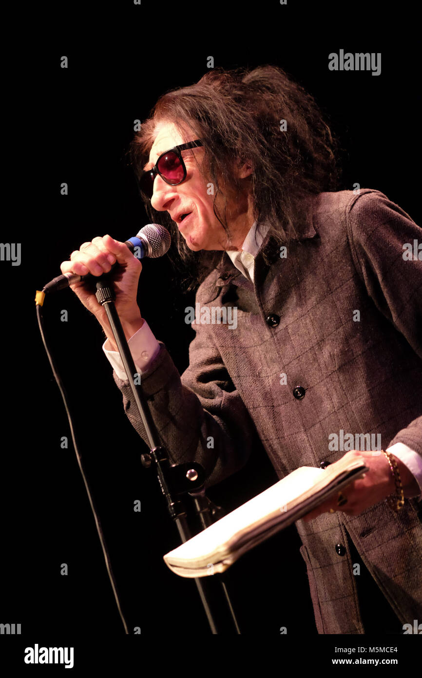 Wyeside Arts Center, Builth Wells, Powys - Am Samstag, den 24. Februar 2018 - Dichter Dr. John Cooper Clarke führt live auf der Bühne ein volles Haus in der Mitte von Wales mit einer Mischung aus Gedichten und witzigen Erzähler. Foto Steven Mai/Alamy leben Nachrichten Stockfoto