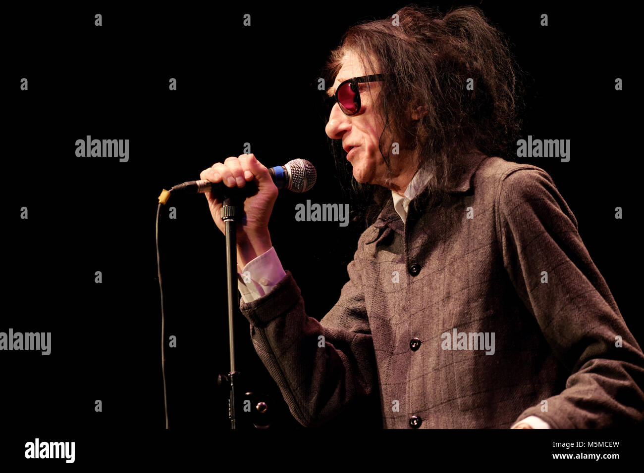 Wyeside Arts Center, Builth Wells, Powys - Am Samstag, den 24. Februar 2018 - Dichter Dr. John Cooper Clarke führt live auf der Bühne ein volles Haus in der Mitte von Wales mit einer Mischung aus Gedichten und witzigen Erzähler. Foto Steven Mai/Alamy leben Nachrichten Stockfoto